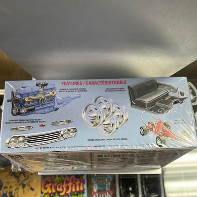 AMT Model Kit 1:25 1960 Chevrolet Custom Fleetside with Go Kart - Chicano Spot